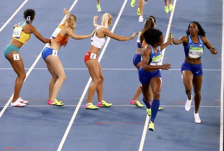 2016 Rio Olympics - Athletics - Preliminary - Women's 4 x 400m Relay Round 1 - Olympic Stadium - Rio de Janeiro, Brazil - 19/08/2016. Francena McCorory (USA) of USA passes baton to Phyllis Francis (USA) of USA REUTERS/David Gray