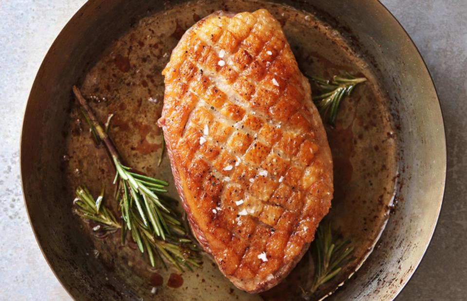 Sieht nicht nur professionell aus, sondern hat auch einen Nutzen: Eingeritztes Fleisch. (Bild: thefoodphotographer/Shutterstock)