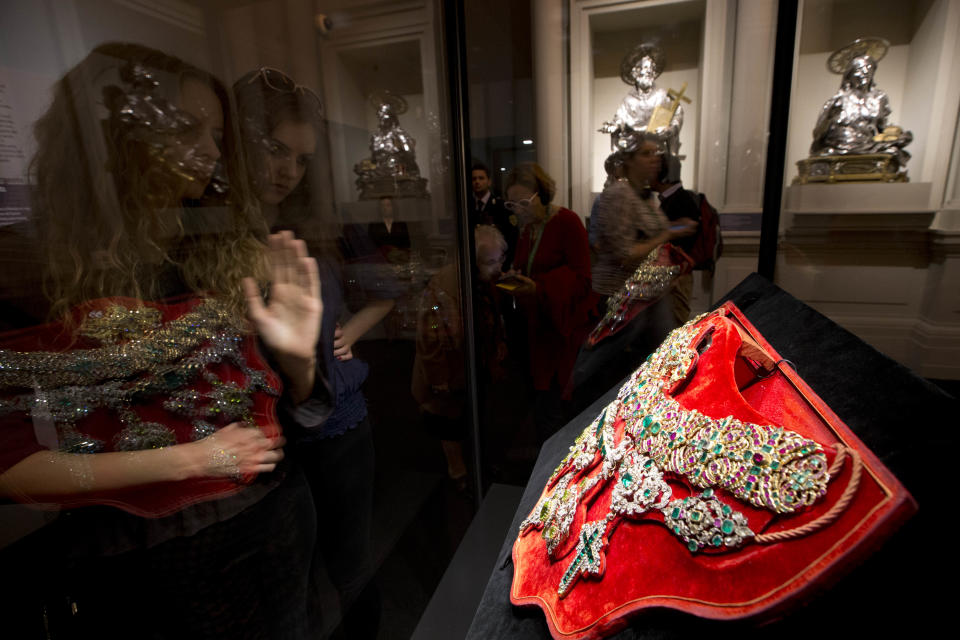 Visitors look at the Necklace of St. Januarius, made in 1679 by goldsmith Michele Dato, on display as part of the exhibition "Naples' Treasure. Masterpieces from the Museum of Saint Januarius", at the Fondazione Roma Museum, in Rome's Palazzo Sciarra, Wednesday, Oct. 30, 2013. The necklace is one of the most precious pieces on the exhibition. (AP Photo/Andrew Medichini)