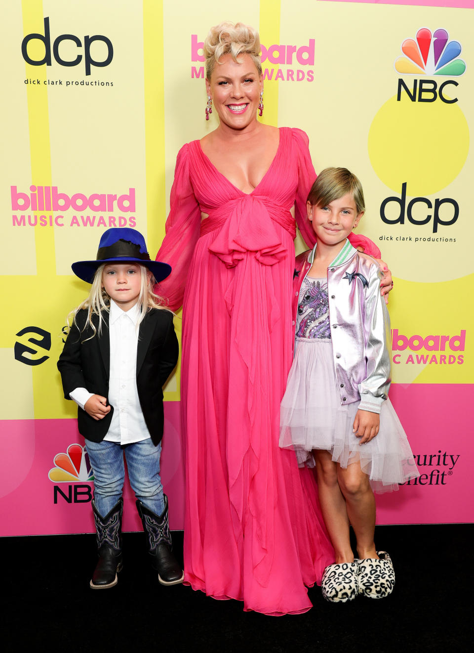 Pink and her two children, Jameson Moon Hart and Willow Sage Hart, pose backstage for the 2021 Billboard Music Awards. (Photo: Rich Fury via Getty Images)