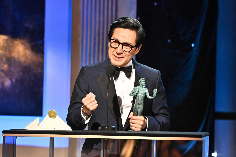 Ke Huy Quan accepting his SAG award