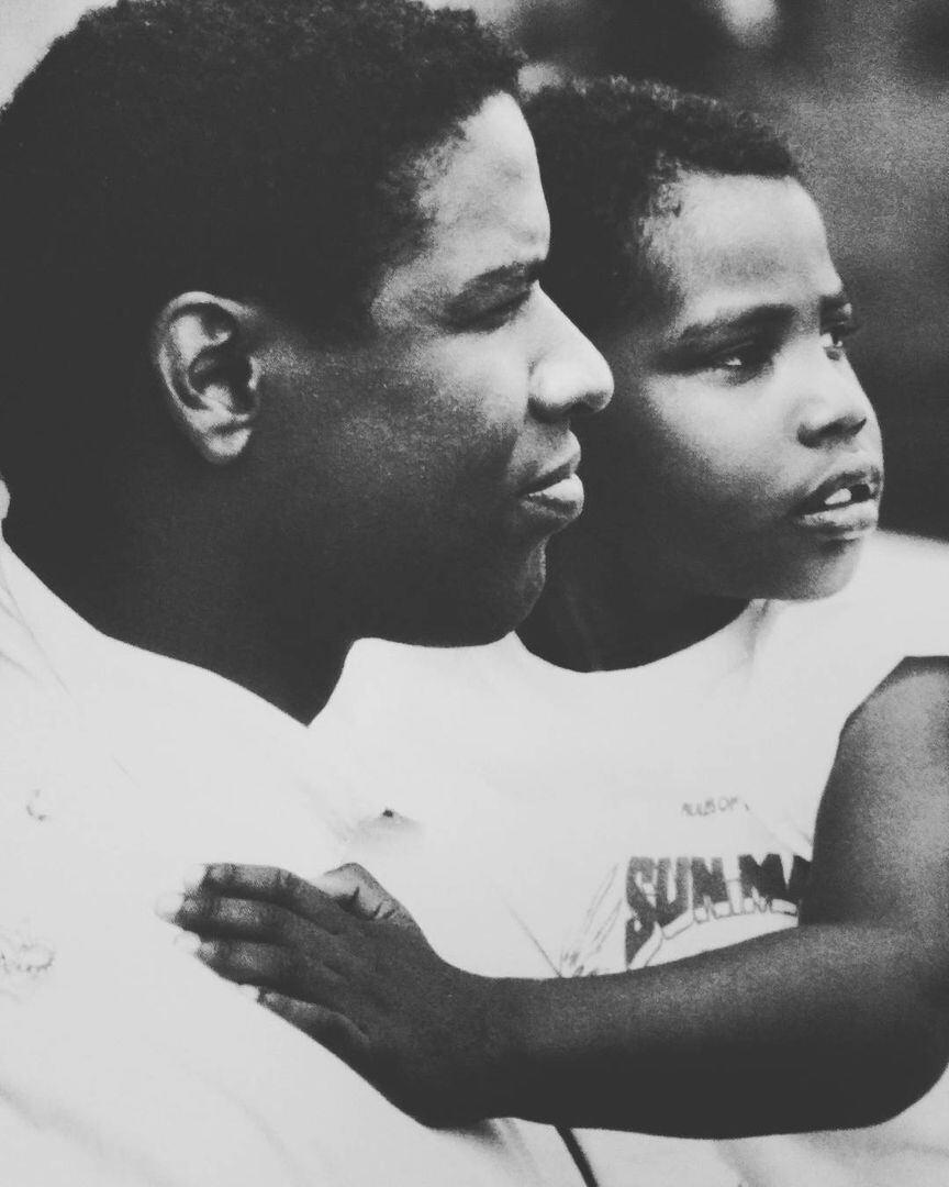 Denzel con un pequeño John David Washington en brazos (Foto: Instagram @johndavidwashington)