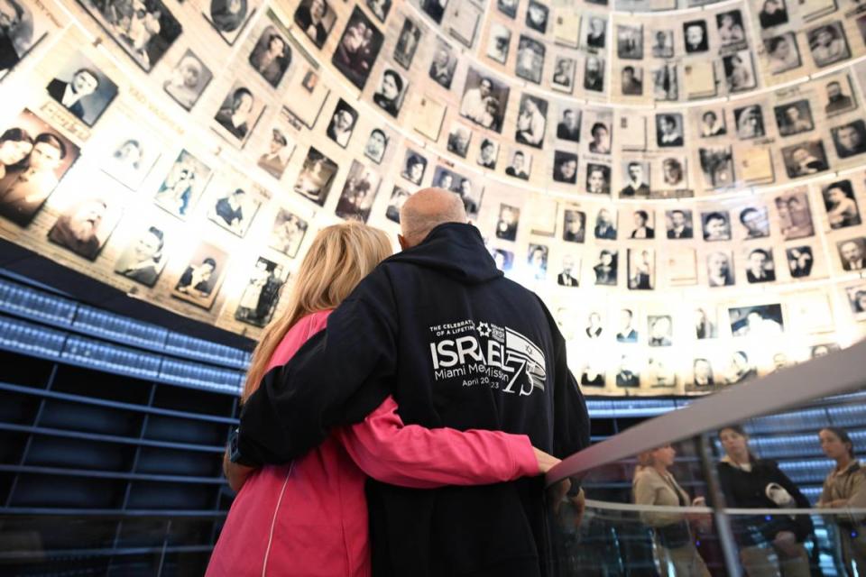 Una pareja de judíos miamenses se abraza durante durante la visita a la Sala de los Nombres de Yad Vashem, el monumento para cada uno de los judíos que pereció en el Holocausto.