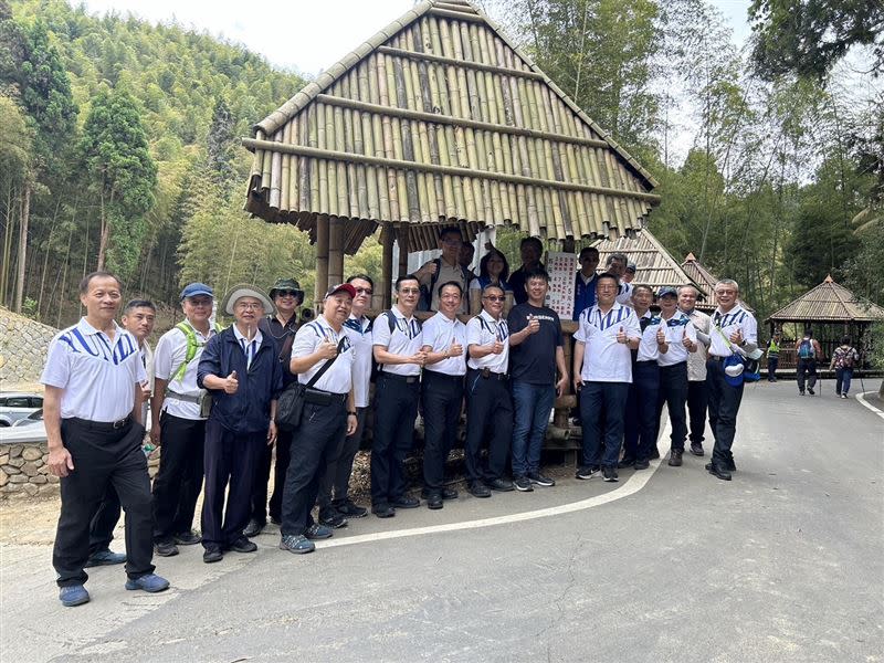 警察局透過戶外參訪讓同仁認識雲林孟宗竹林秘境，也讓同仁體驗草嶺石壁療癒的魅力，幫助同仁身心放鬆。（圖／雲林警察局提供）