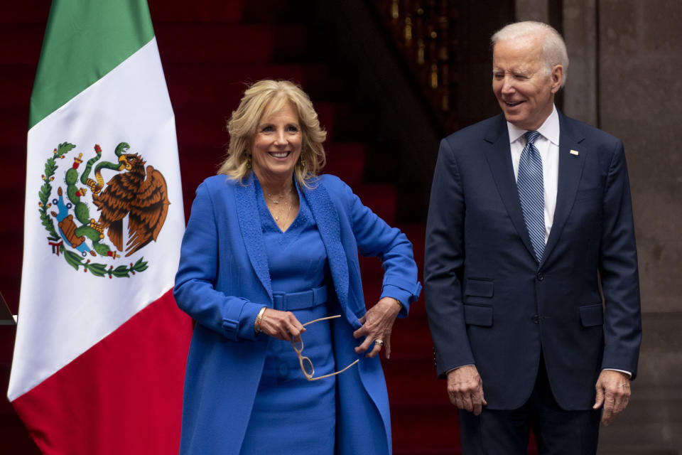 El presidente estadounidense Joe Biden y la primera dama Jill Biden sonríen a su llegada a una ceremonia para reunirse con el presidente mexicano Andrés Manuel López Obrador y la esposa de éste, Beatriz Gutiérrez Müller, el lunes 9 de enero en el Palacio Nacional, en la Ciudad de México. (AP Foto/Andrew Harnik)