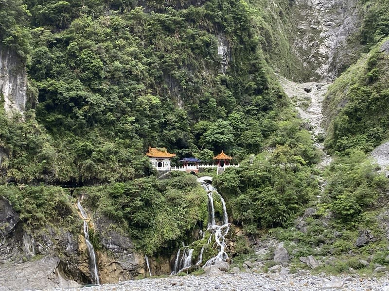 戶外禁菸新制上路，擴大國家公園等遊憩地與公園綠地共169處禁菸，國民旅遊景點如太魯閣口、長春祠，澎湖跳島行程東吉嶼和西吉嶼等，規定除吸菸區不得吸菸，違者最高罰新台幣1萬元。圖為長春祠。（中央社資料照）