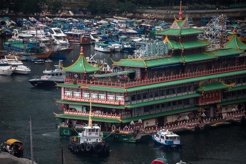 El famoso restaurante flotante Jumbo, una de las atracciones turísticas de Hong Kong, se hundió el pasado domingo en el Mar de China Meridion