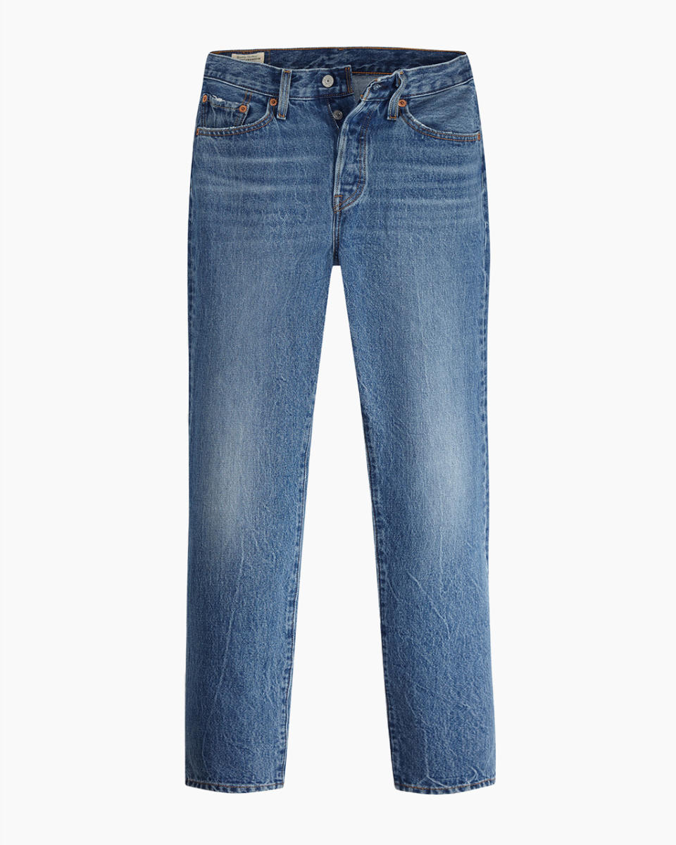 Prix : 130 euros<br><br><a href="https://www.levi.com/FR/fr_FR/vetements/femme/jean-501-81/p/A46990009" rel="nofollow noopener" target="_blank" data-ylk="slk:Acheter;elm:context_link;itc:0;sec:content-canvas" class="link ">Acheter</a>