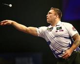 ... einen der austrainiertesten Dartsspieler bezwingt: Gerwyn Price, ein ehemaliger Rugybspieler. Sieht man doch