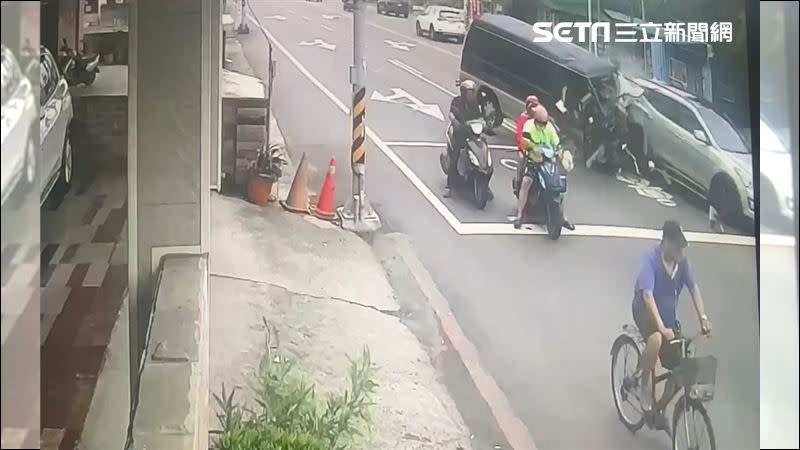 廂型車高速直衝路口完全沒煞車，釀追撞車禍4人受傷。（圖／翻攝畫面）