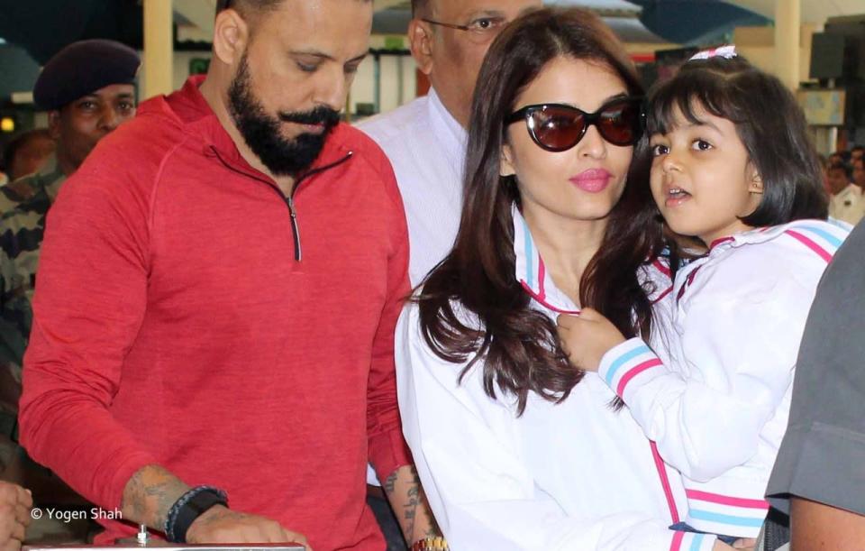 Aaradhya and her parents wore similar jackets, bearing the name of Jaipur Pink Panthers, as they flew back to Mumbai after the match.