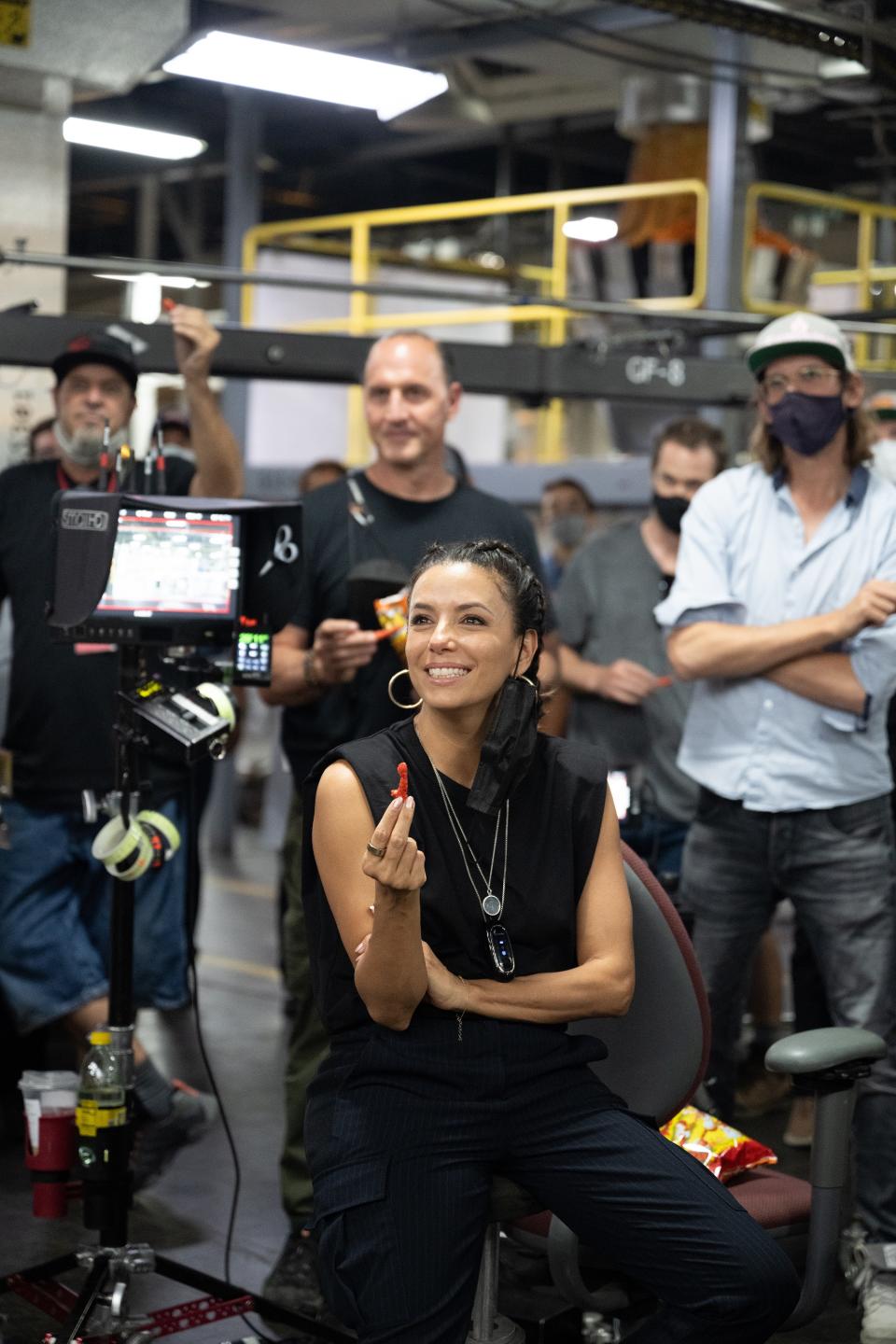 Eva Longoria en el set de 'Flamin' Hot'. Photo by Anna Kooris. Courtesy of Searchlight Pictures. © 2023 20th Century Studios All Rights Reserved.