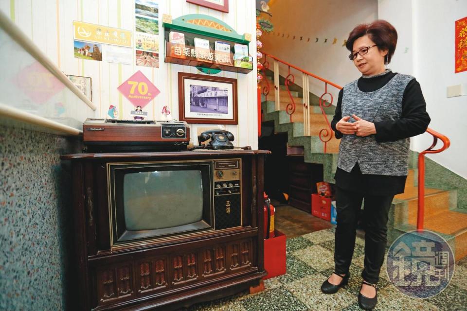 每當有客人抵達，劉秋菊總是親自導覽，旅社仍保留40年前的拉門電視。