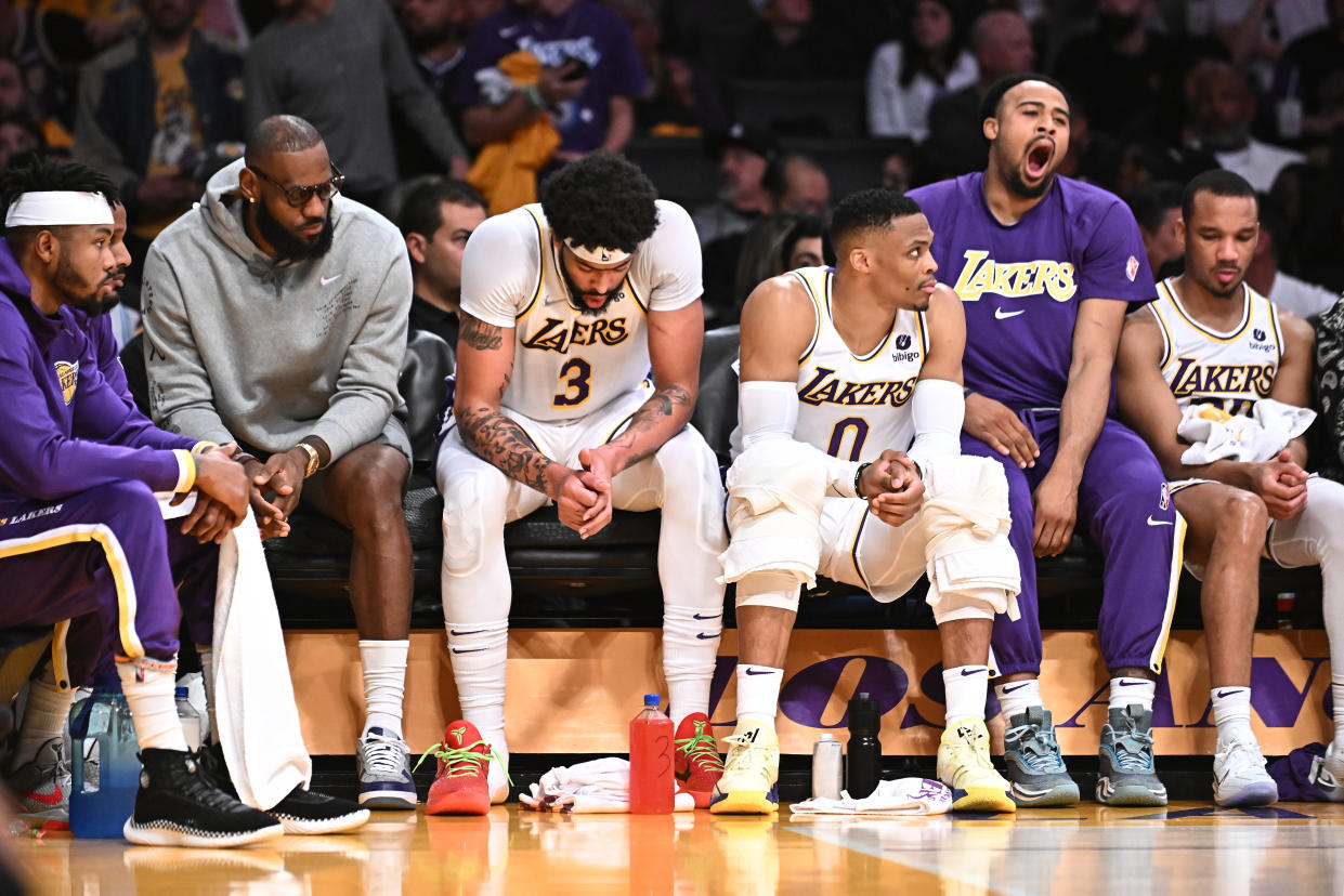 Los Angeles, California - Jugadores de los Lakers de izquierda a derecha incluyendo a LeBron James, Anthony Davis y  Russell Westbrook se sientan con sus compañeros en la banca en el partido ante los  Nuggets en la Crypto.com Arena el domingo. (Wally Skalij/Los Angeles Times via Getty Images)
