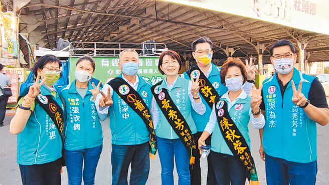 民進黨彰化縣長候選人黃秀芳28日到南彰化掃街，再次質疑捷運進度是零。（吳敏菁攝）