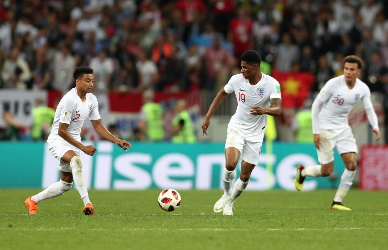 Jesse Lingard, Marcus Rashford y Dele Alli sacan de centro e intentan marcar un gol contra Croacia mientras estos celebran su gol del 2-1 en semifinales del Mundial de Rusia 2018. | Foto: Getty