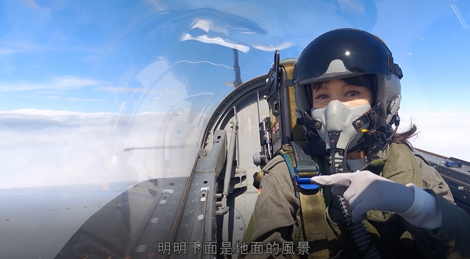 Do姐身處戰機 穿越雲層攀上6500米