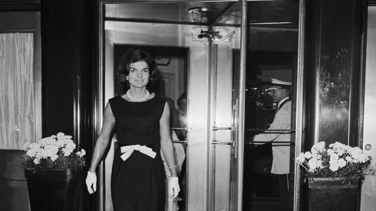 jackie kennedy leaving carlyle hotel