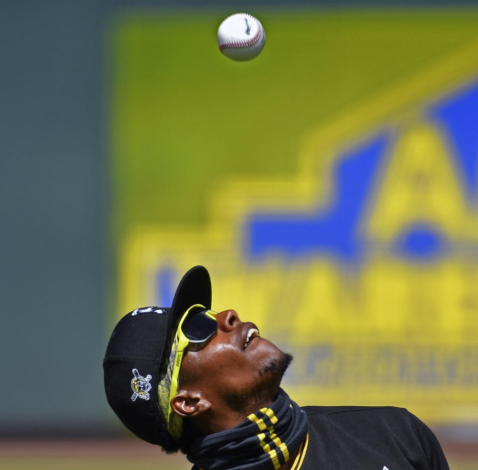 Ke'Bryan Hayes, de los Piratas de Pittsburgh, busca atrapar una pelota en un calentamiento antes de un juego de pretemporada frente a los Orioles de Baltimore, el jueves 11 de marzo de 2021, en Bradenton, Florida (Matt Freed/Pittsburgh Post-Gazette via AP)