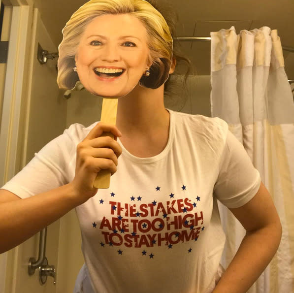 <p>Der „Girls“-Star machte auch am Abend der Debatte keinen Hehl aus seinen politischen Präferenzen. Die Schauspielerin posierte mit Clinton-Maske vor dem Badezimmerspiegel und sandte auf dem T-Shirt noch eine Aufforderung zum Wahlgang: „Es steht zu viel auf dem Spiel, um zu Hause zu bleiben.“ (Bild: Instagram/Lena Dunham)</p>