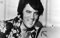 Elvis Presley wurde in den 1950-ern zum ersten internationalen Popstar, zum "King of Rock'n'Roll", doch für sein Leben auf der Überholspur zahlte er einen hohen Preis. Am 16. August 1977 hieß es dann endgültig "Elvis has left the building". Über die Todesursache wurde jahrzehntelang gestritten. Nach heutigem Stand geht man von einem plötzlichen Herztod aus, der in Zusammenhang mit einer chronischen Darmerkrankung stand. (Bild: Keystone/Getty Images)