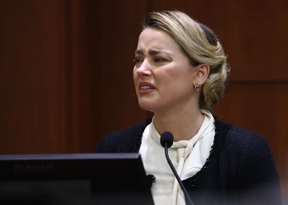 Amber Heard testificando en el juicio que la enfrenta con Johnny Depp. (Photo by JIM LO SCALZO / POOL / POOL / AFP) (Photo by JIM LO SCALZO / POOL/POOL/AFP via Getty Images)