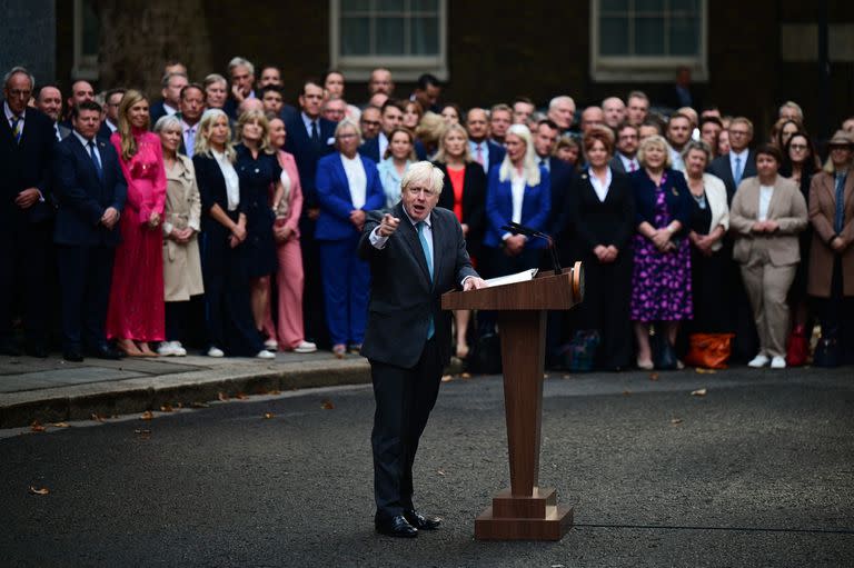 El primer ministro saliente de Gran Bretaña, Boris Johnson, pronuncia su último discurso frente al número 10 de Downing Street en el centro de Londres el 6 de septiembre de 2022, antes de dirigirse a Balmoral para presentar su renuncia