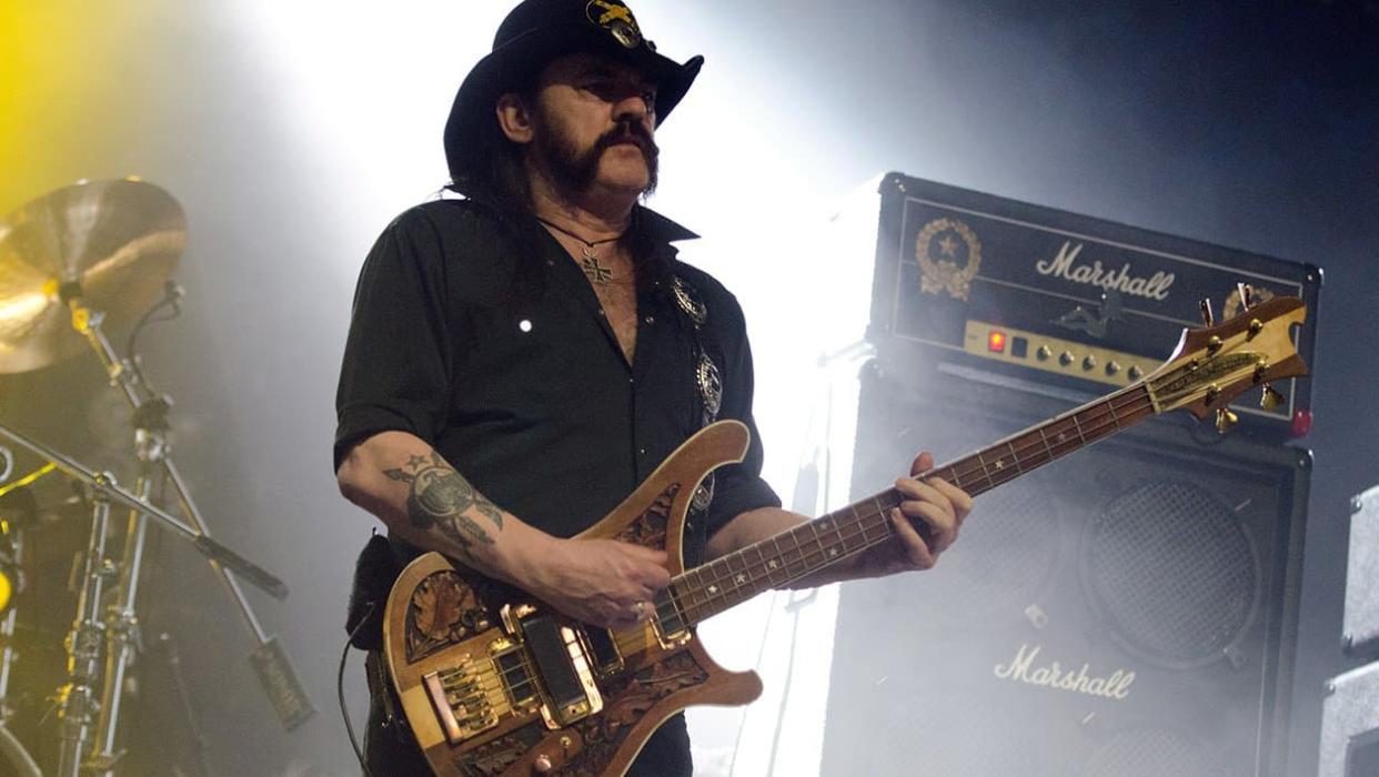 Lemmy Kilmister (Motörhead) sur scène en février 2012 à Chicago - Daniel Boczarski - Getty Images North America- AFP