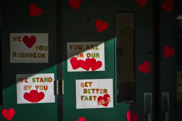 Mensajes de apoyo a la maestra Abby Zwerner, quien recibió un disparo de un estudiante de 6 años, adornando la puerta principal de la escuela primaria Richneck en Newport News, Virginia, el lunes 9 de enero de 2023. La profesora de Virginia a la que disparó un alumno de 6 años, según las autoridades, es conocida por ser una educadora trabajadora y dedicada a sus estudiantes, amante de una profesión que le viene de familia. (Foto AP/John C. Clark) (ASSOCIATED PRESS)
