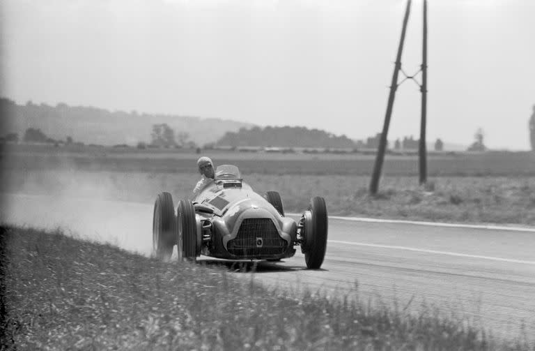 La plena confianza de Fangio en Alfa Romeo se vislumbró en el arranque de la temporada de F.1 en el trazado de Bremgarten, donde ganó con ¡55 segundos de ventaja!