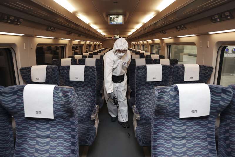 由於疫情急遽升高，南韓也正在首爾火車站等地加強消毒的防疫工作。（美聯社）