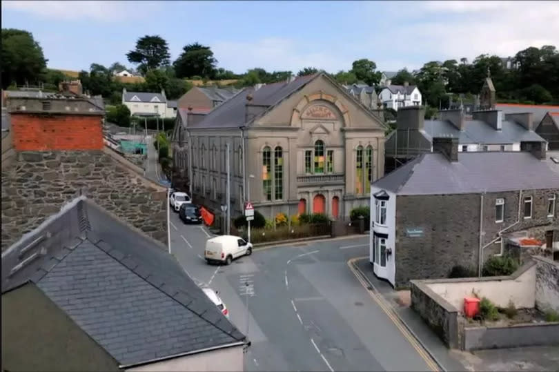 Striking from the outside but dilapidated on the inside: the huge renovation of Capel Salem (Salem chapel) is being shared in a new Channel 4 series