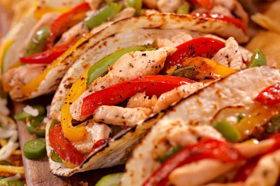 Un platillo Tex-Mex. Prepara esta receta de fajitas de pollo en tortilla de maíz o de harina / Foto: iStock