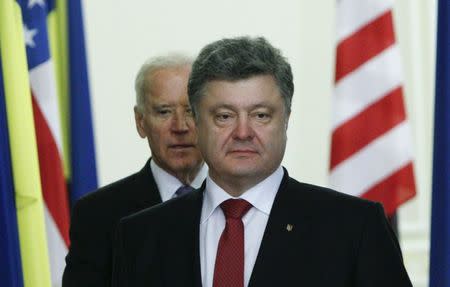 Ukraine's President Petro Poroshenko (R) and U.S. Vice President Joe Biden walk into a hall before a news conference in Kiev, November 21, 2014. REUTERS/Valentyn Ogirenko