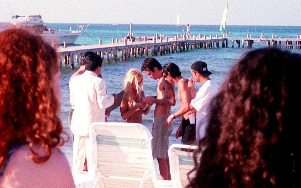 Pamela Anderson and Tommy Lee in Cancun, 1995 - Getty