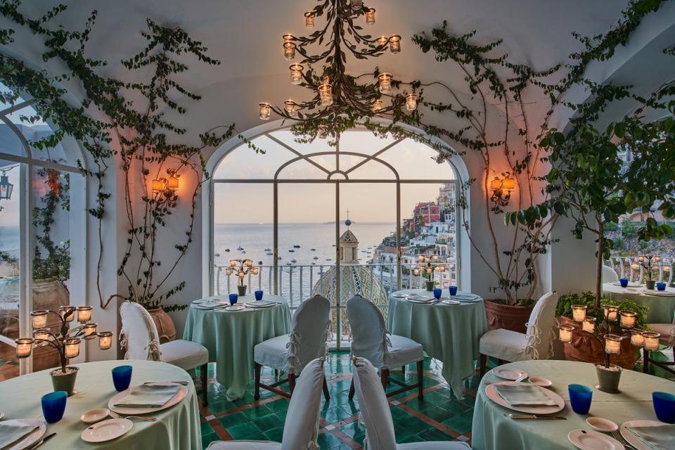 Restaurant La Sponda treats guests to an intensely romantic evening (Courtesy of Le Sirenuse Photographer/Credit Brechenmacher & Baumann)