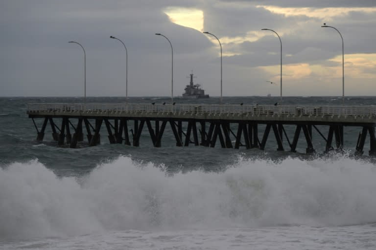 Las olas rompen con fuerza en la costa chilena de Viña del Mar, el 12 de junio de 2024 (RODRIGO ARANGUA)