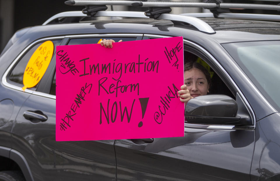 Un estudiante participa en 2020 en una manifestación a bordo de automóviles en Los Ángeles, para exigir una reforma migratoria y expresar apoyo a los beneficiarios de DACA, conocidos como "soñadores". (AP Photo/Damian Dovarganes)