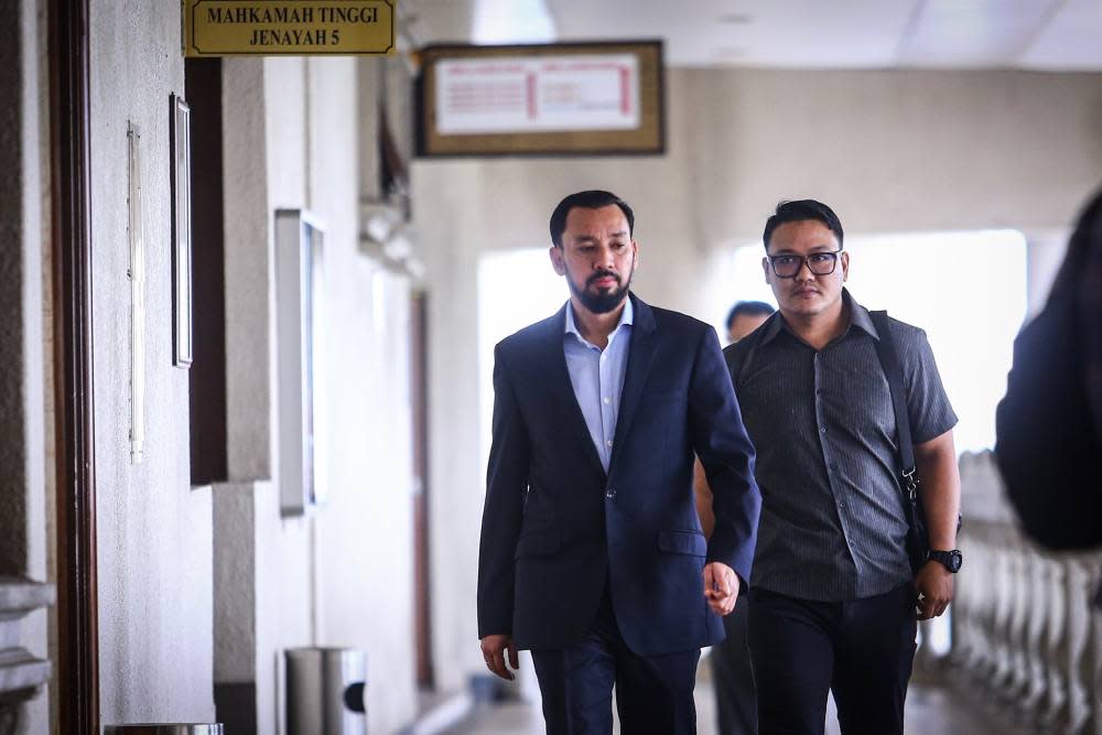 Datuk Amhari Efendi Nazaruddin arrives at the Kuala Lumpur Courts Complex September 19, 2019. ― Picture by Hari Anggara