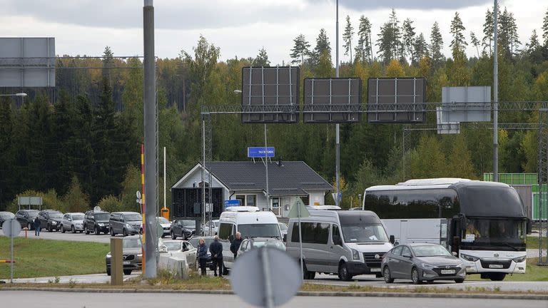 Vehículos que llegan de Rusia en el paso fronterizo de Nuijamaa, en Lappeenranta, Finlandia. (Lauri Heino / Lehtikuva / AFP) / Finland OUT