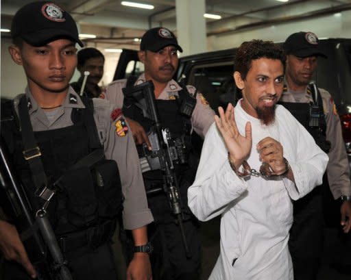Indonesian terror suspect Umar Patek (2nd R) arrives at West Jakarta court on May 21, 2012, accused of being a central figure in the 2002 attacks on two nightclubs on the Indonesian resort island of Bali which killed 202 people, including 88 Australian tourists