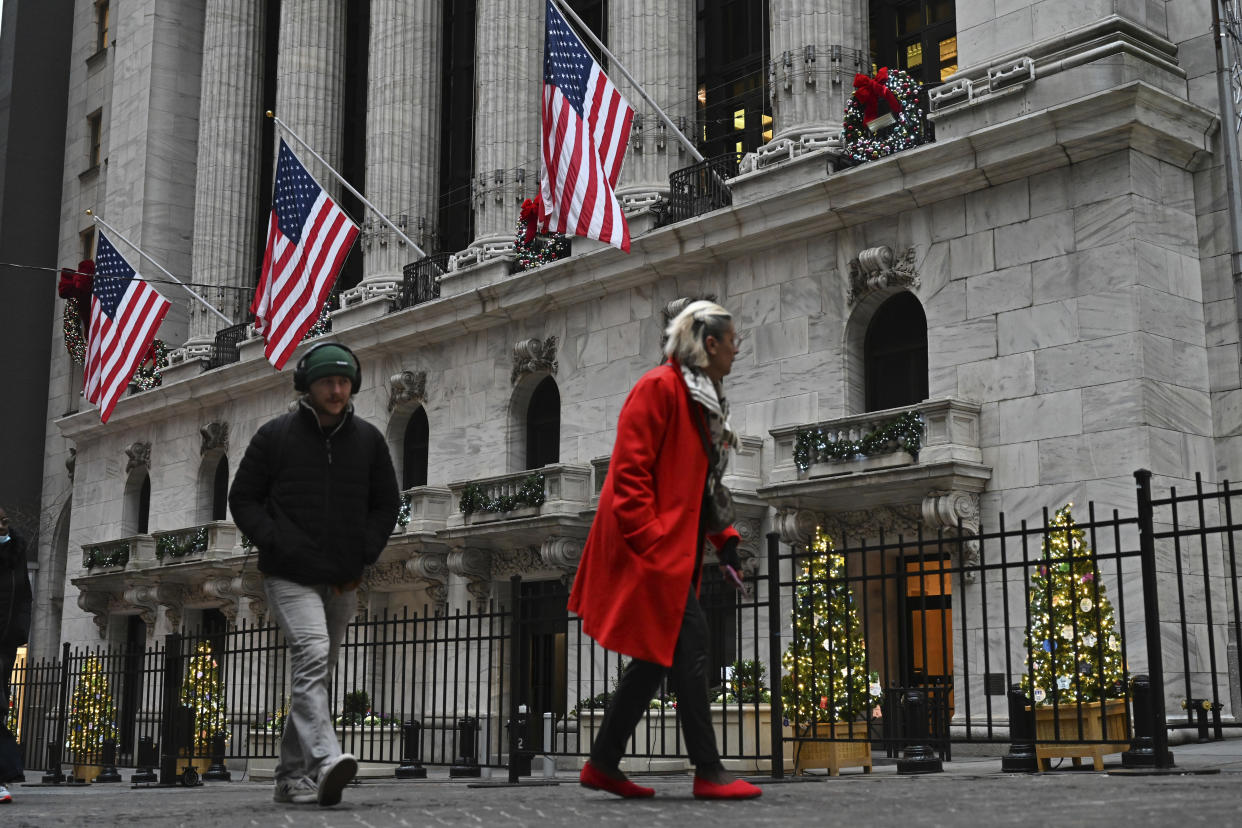 FTSE Photo by: NDZ/STAR MAX/IPx 2023 12/7/23 Pedestrians outside the New York Stock Exchange (NYSE) on December 7, 2023 in New York City.