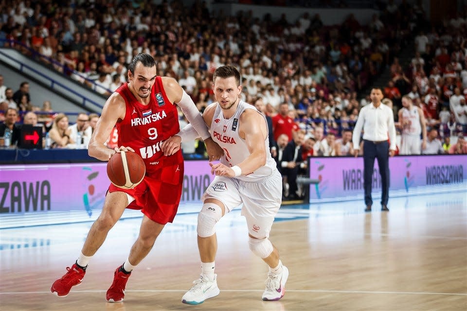 Dario Saric drives to the basket on Poland's Mateusz Ponitka in Croatia's 72-69 victory Aug. 25 in Poland.