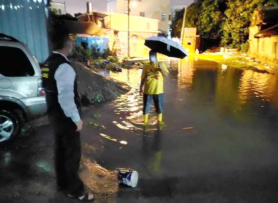 梧棲區也因豪雨低窪地區造成路面積水，梧棲區溫國宏獲報趕往現場處理。（記者陳金龍攝）