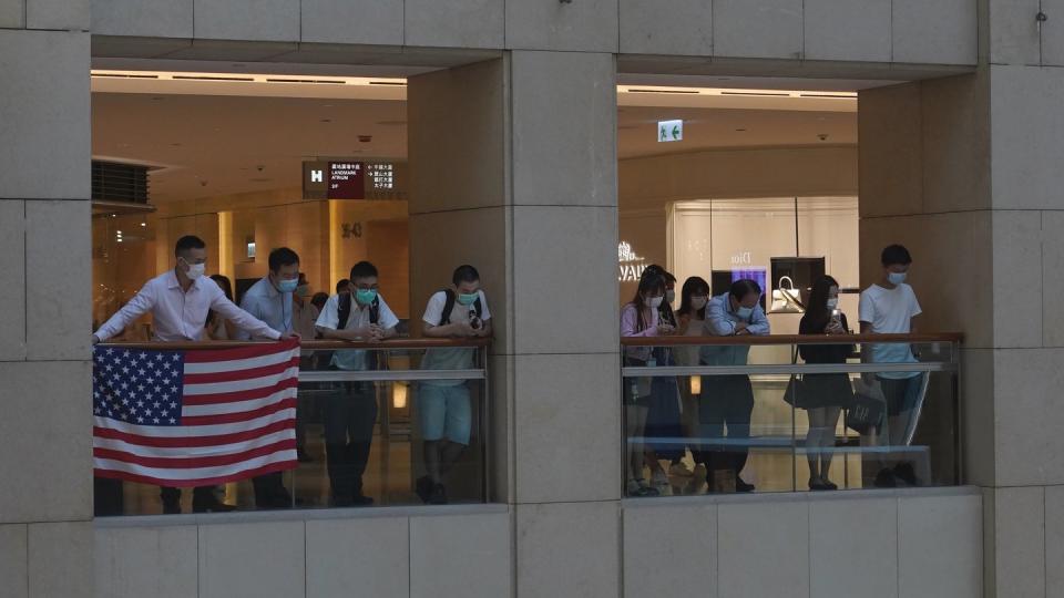 Demonstranten in einem Hongkonger Einkaufszentrum zeigen eine US-Flagge.