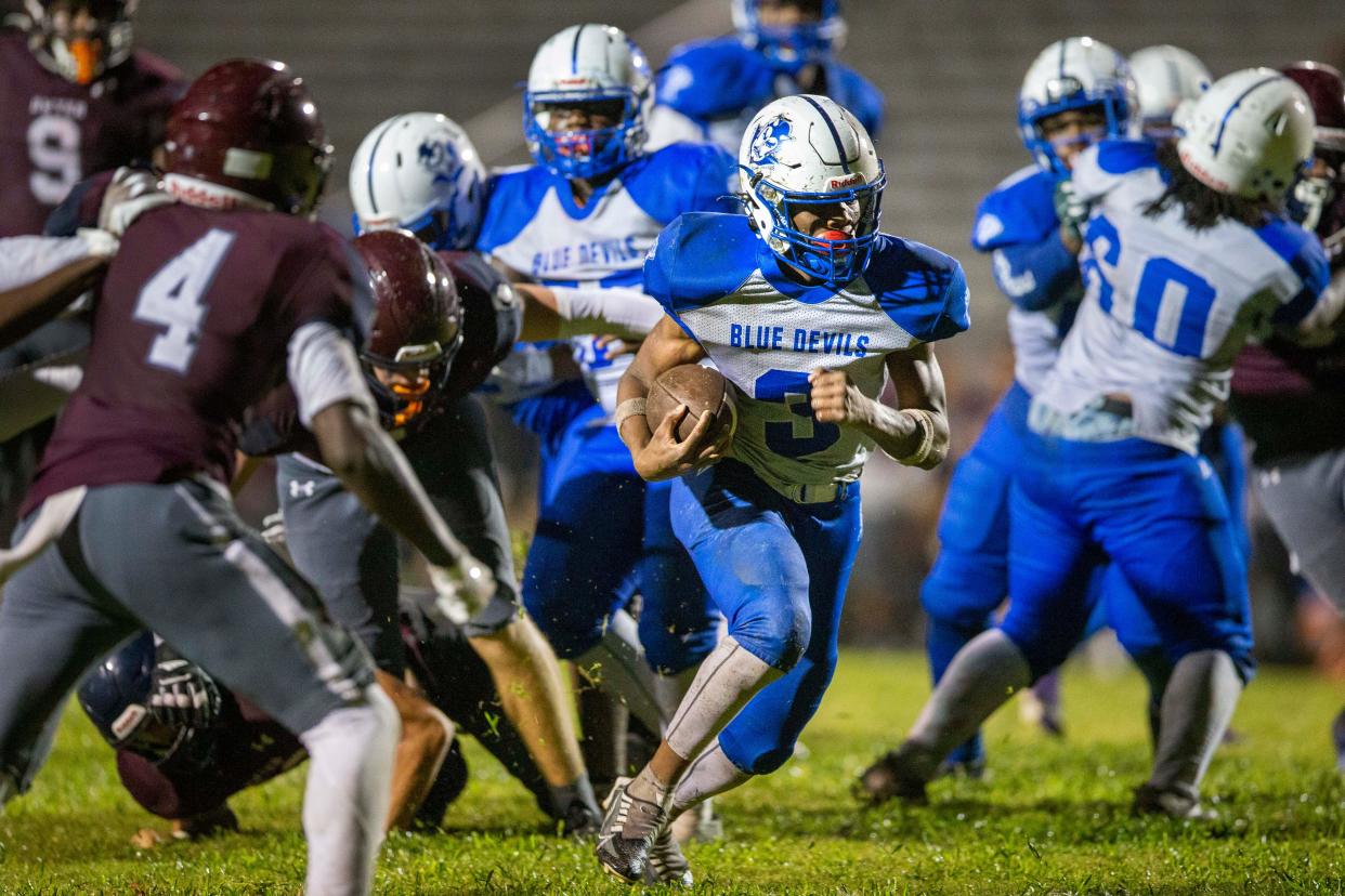 Pahokee Rashon Brown Jr., runs the ball against Dwyer in Palm Beach Gardens, Florida on September 29, 2023.