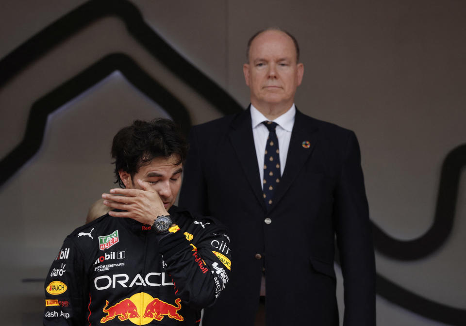 <p>Checo Pérez con el príncipe Alberto tras hacerse con el Gran Premio de Mónaco de la Fórmula 1/ REUTERS/Benoit Tessier</p> 