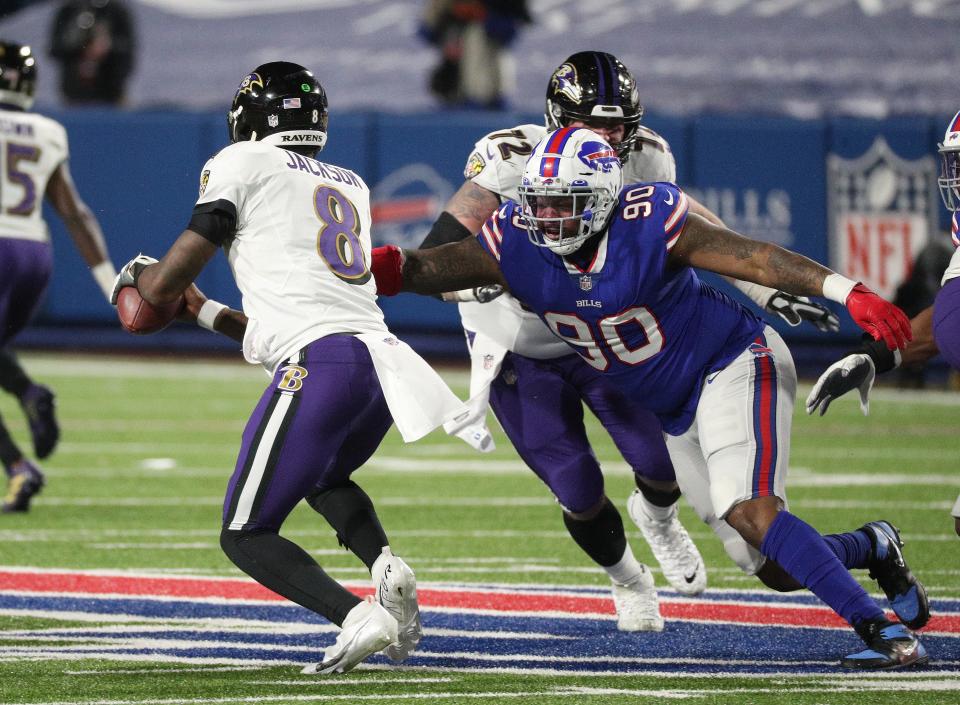 Bills Quinton Jefferson zet Ravens-quarterback Lamar Jackson onder druk. 