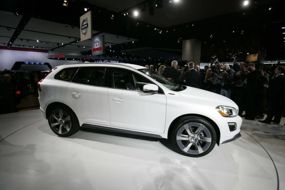 For its space at the Detroit Auto Show, Volvo has replaced the glorious wagons it once sold on these shores with this concept: the XC60 Plug-In Hybrid concept that Volvo vows is three, three, three cars in one. We spill no secrets when we say electric vehicles will be a big part of the Detroit show, yet most of them travel no further than the show floor turntable due to the high costs and limited range. Volvo's idea is to use the flexibility of a battery pack to let drivers pick a personality.