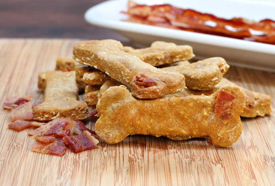 Hundesnacks sind stets gesünder, wenn man sie selbst ohne Zusatzstoffe herstellt - mit dem richtigen Gerät geht das kinderleicht (Symbolbild: Getty Images)